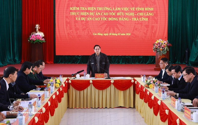 Prime Minister Pham Minh Chinh works with local authorities as well as forces engaging in the construction of the Huu Nghi–Chi Lang and Dong Dang–Tra Linh expressway projects. (Photo: VNA)