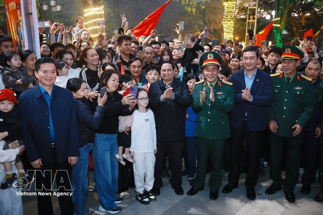 Prime Minister Pham Minh Chinh meets with local residents in Dong Khe resettlement area. (Photo: VNA)