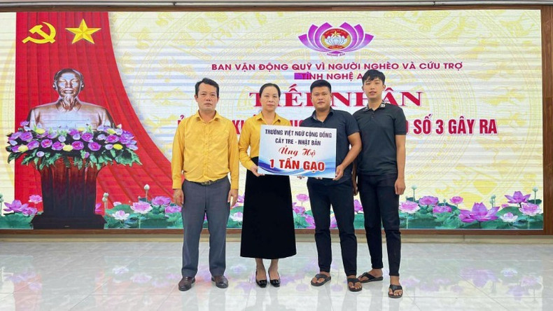 The teaching staff of the Cay Tre (Bamboo) Vietnamese Language School in Japan has donated one tonne of rice to support of residents affected by the flooding in Nghe An 26fecc2e2159a807f148-1044.jpg