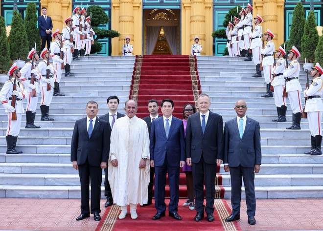 State President Luong Cuong receives the non-resident Ambassadors of Jamaica, Tunisia, Slovenia, and Tajikistan. (Photo: VNA) State President Luong Cuong receives the non-resident Ambassadors of Jamaica, Tunisia, Slovenia, and Tajikistan. (Photo: VNA)