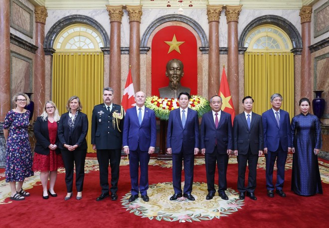 State President Luong Cuong (fifth from right) welcomes Canadian Ambassador James Nickel (fifth from left). (Photo: VNA) State President Luong Cuong (fifth from right) welcomes Canadian Ambassador James Nickel (fifth from left). (Photo: VNA)