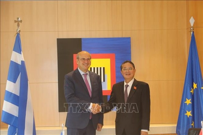 Vice Chairman of the National Assembly Nguyen Duc Hai (R) meets with Greek Vice President Konstantinos Chatzidakis on October 1. (Photo: VNA) Vice Chairman of the National Assembly Nguyen Duc Hai (R) meets with Greek Vice President Konstantinos Chatzidakis on October 1. (Photo: VNA)