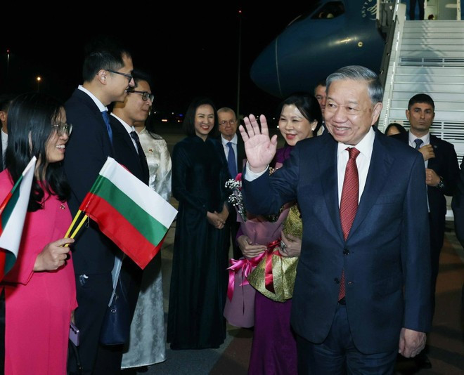 Party General Secretary To Lam and his spouse at the airport (Photo: VNA)