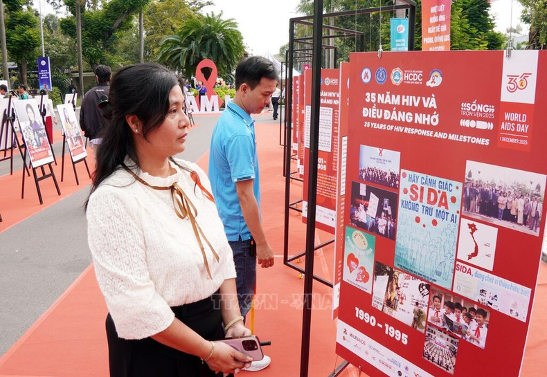113048-nguoi-dan-tham-quan-trien-lam-35-nam-viet-nam-ung-pho-voi-hiv-aids-anh-trung-tuyen-ttxvn.jpg