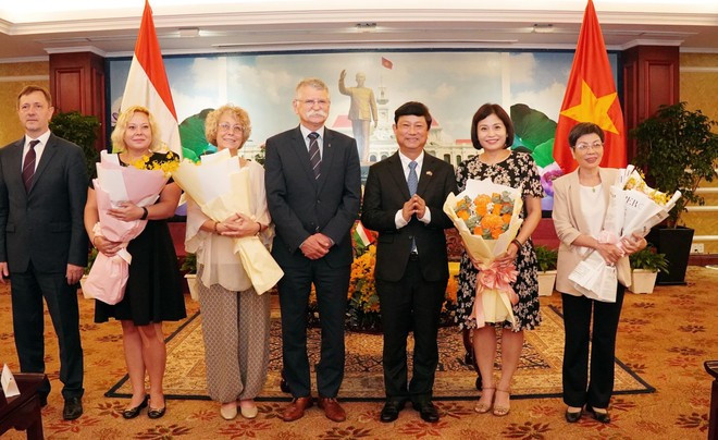 Vice Secretary of the Ho Chi Minh City Party Committee and Chairman of the municipal People’s Council Vo Van Minh (third from right) and Speaker of the Hungarian National Assembly László Kövér (fourth from left) (Photo: VNA) Vice Secretary of the Ho Chi Minh City Party Committee and Chairman of the municipal People’s Council Vo Van Minh (third from right) and Speaker of the Hungarian National Assembly László Kövér (fourth from left) (Photo: VNA)