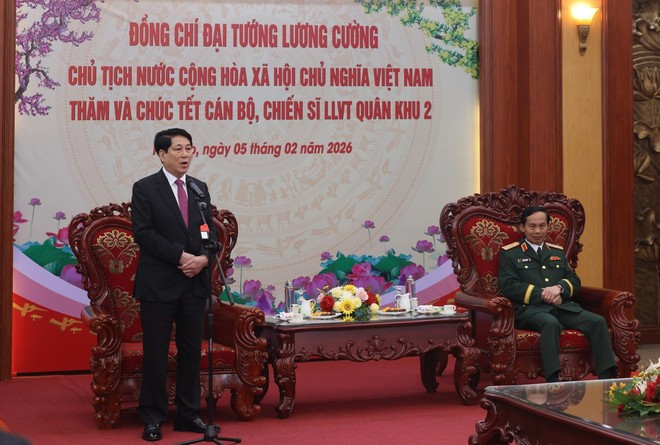 State President Luong Cuong extends Tet greetings to officers and soldiers of Military Region 2. (Photo: VNA)