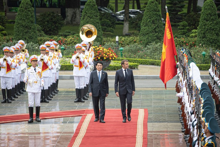 President Luong Cuong and President Emmanuel Macron inspect the Honour Guard of the Viet Nam People’s Army at the welcome ceremony for the latter in Ha Noi on May 26, 2025 le-don-tt-phap.jpg