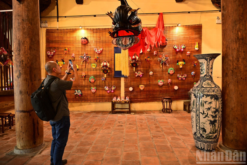 Works on display at the exhibition (Photo: NDO/Bao Long) 2415336-4ee34bcd458361f8fc40585fb376cb36.jpg