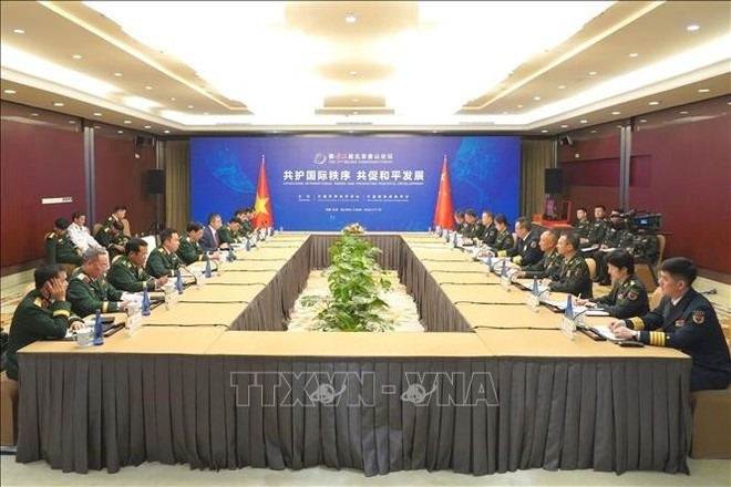 Vietnamese Minister of National Defence Gen. Phan Van Giang (fifth, left) and Chinese Minister of National Defence Sen. Lt. Gen. Dong Jun (fifth, right) at their meeting in Beijing. (Photo: VNA) Vietnamese Minister of National Defence Gen. Phan Van Giang (fifth, left) and Chinese Minister of National Defence Sen. Lt. Gen. Dong Jun (fifth, right) at their meeting in Beijing. (Photo: VNA)
