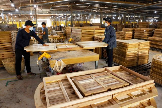 Workers at a furniture manufacturing company in Gia Lai Province. (Photo: VNA) wood-9752.jpg