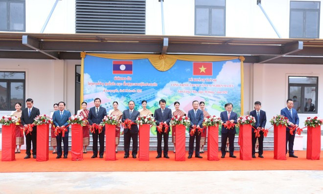 Minister of Public Security General Luong Tam Quang (centre), his Lao counterpart Vilay Lakhamphong and other delegates cut the ribbon to inaugurate the drug treatment and rehabilitation centre in Vientiane province. (Photo: VNA) Minister of Public Security General Luong Tam Quang (centre), his Lao counterpart Vilay Lakhamphong and other delegates cut the ribbon to inaugurate the drug treatment and rehabilitation centre in Vientiane province. (Photo: VNA)