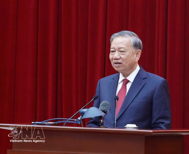 Party General Secretary To Lam delivers a speech at the meeting with members of the subcommittees preparing for the 14th National Party Congress and the Steering Committee tasked with reviewing theoretical and practical issues related to Viet Nam's four-decade-long socialist-oriented Doi Moi (renewal) process. (Photo: VNA)