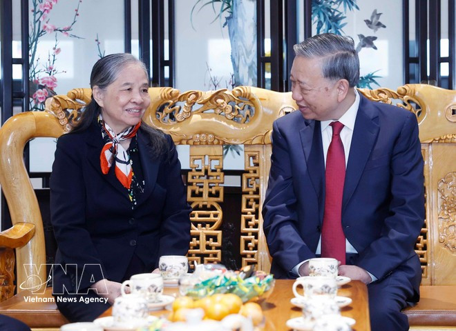 Party General Secretary To Lam talks to late Party General Secretary Nguyen Phu Trong's wife. (Photo: VNA)