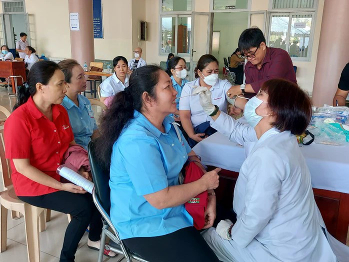 Trade unions and industrial zone managers are being mobilised to support healthcare delivery for female workers. (Photo: nld.com.vn) 2023s-1703563082445874731678.jpg