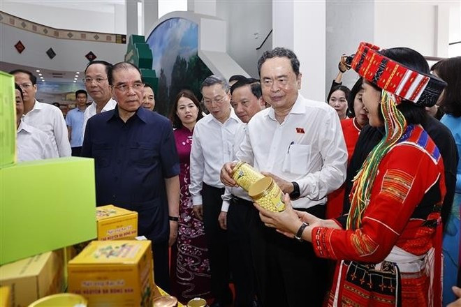 National Assembly Chairman Tran Thanh Man and former Party General Secretary Nong Duc Manh (man in black) visit a booth showcasing Tuyen Quang's specialties. (Photo: VNA) National Assembly Chairman Tran Thanh Man and former Party General Secretary Nong Duc Manh (man in black) visit a booth showcasing Tuyen Quang's specialties. (Photo: VNA)