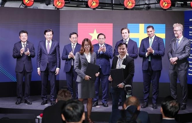 PM Pham Minh Chinh witnesses the exchange of cooperation documents between Vietnamese and Swedish firms. (Photo: VNA) PM Pham Minh Chinh witnesses the exchange of cooperation documents between Vietnamese and Swedish firms. (Photo: VNA)