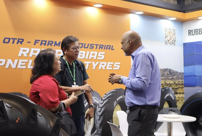 Domestic and international firms discuss cooperation opportunities at the expo. (Photo: VNA) Domestic and international firms discuss cooperation opportunities at the expo. (Photo: VNA)