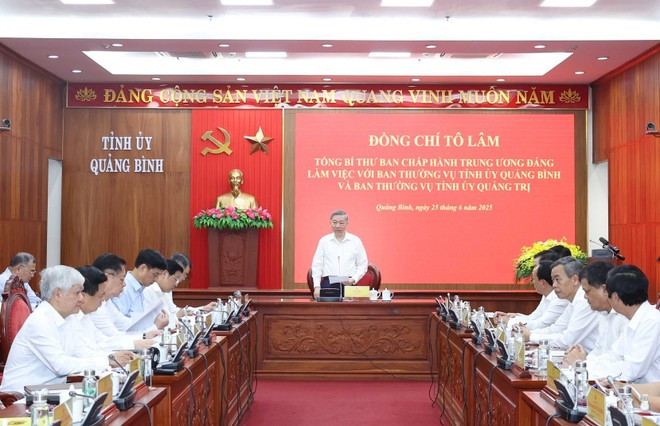 Party General Secretary To Lam chairs the working session with the Standing Boards of the Party Committees of Quang Binh and Quang Tri on June 25 (Photo: VNA) Party General Secretary To Lam chairs the working session with the Standing Boards of the Party Committees of Quang Binh and Quang Tri on June 25 (Photo: VNA)