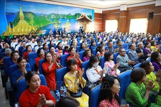 Members of the Vietnamese community in Laos (Photo: VNA)
