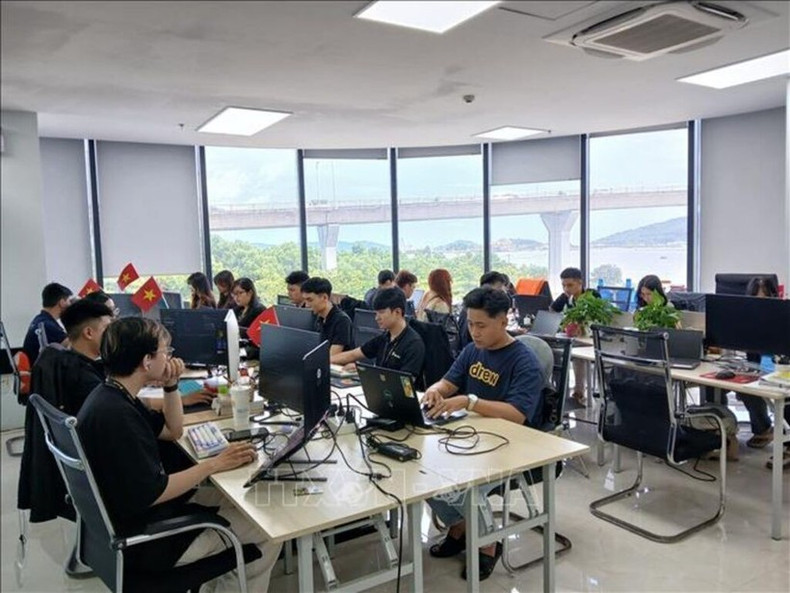 Semiconductor and AI startups are supported with workspace at the concentrated information technology park in Da Nang Software Park No. 2. (Photo: VNA) 095121-125414-ban-dan-02082025-01.jpg