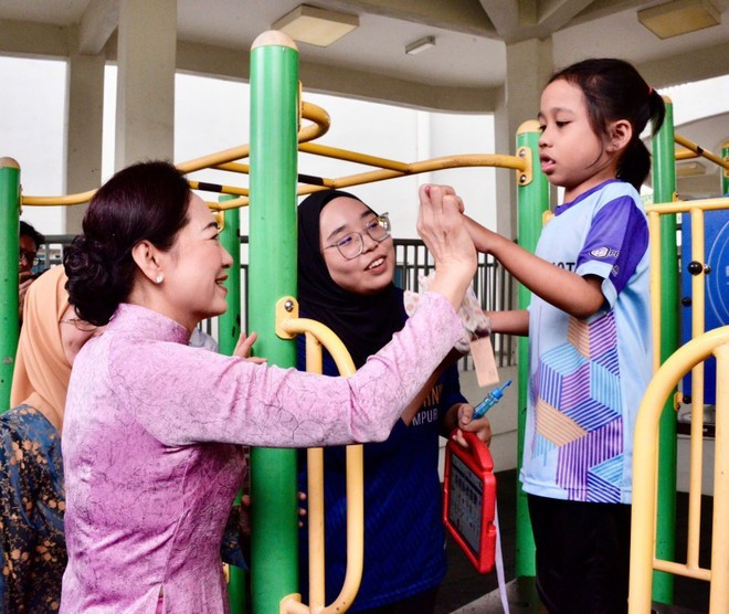 National Assembly (NA) Chairman Tran Thanh Man’s spouse, Nguyen Thi Thanh Nga (left) talks with a child at the Permata Kurnia Centre in Kuala Lumpur. (Photo: VNA) National Assembly (NA) Chairman Tran Thanh Man’s spouse, Nguyen Thi Thanh Nga (left) talks with a child at the Permata Kurnia Centre in Kuala Lumpur. (Photo: VNA)