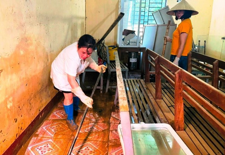 Thanh Hoa Province's health sector has provided 130,000 disinfection tablets and 460 kg of Chloramine B, proactively preventing disease after floods. (Photo: MAI LUAN) imagethanh-hoa2.jpg