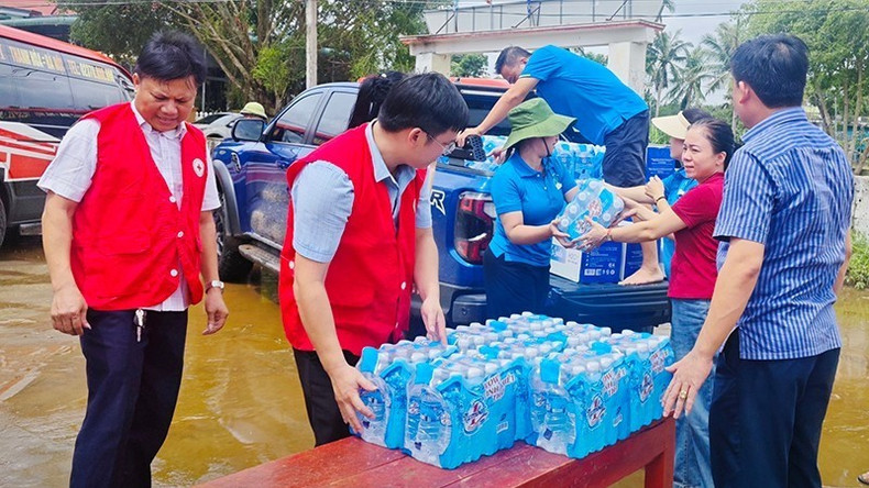 Thanh Hoa Provincial Red Cross Society delivers essential goods to flooded areas. (Photo: MAI LUAN) imagethanh-hoa3.jpg