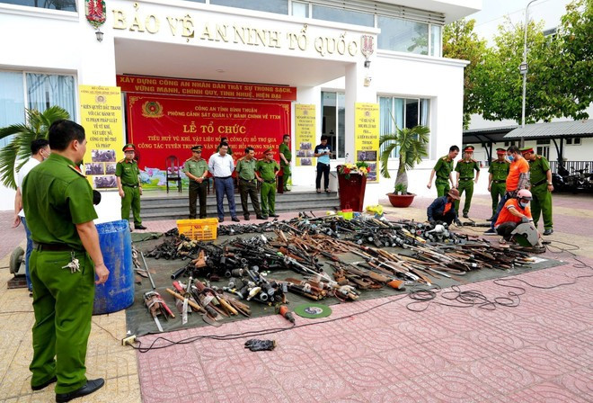 Binh Thuan province's public security force destroys weapons, support tools, and fireworks. (Photo: VNA) Binh Thuan province's public security force destroys weapons, support tools, and fireworks. (Photo: VNA)