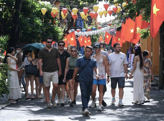International tourists visit Hoi An Ancient Town (Photo: VNA) International tourists visit Hoi An Ancient Town (Photo: VNA)
