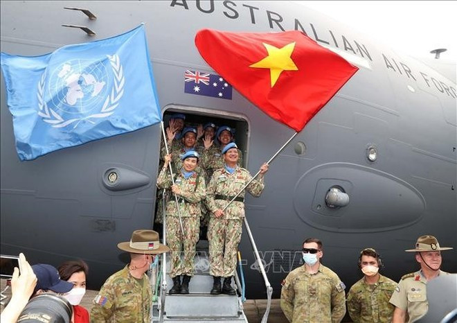 Officers of Viet Nam's Military Engineering Unit Rotation 1 and Field Hospital No. 4 depart to carry out their mission. (Photo: VNA) Officers of Viet Nam's Military Engineering Unit Rotation 1 and Field Hospital No. 4 depart to carry out their mission. (Photo: VNA)