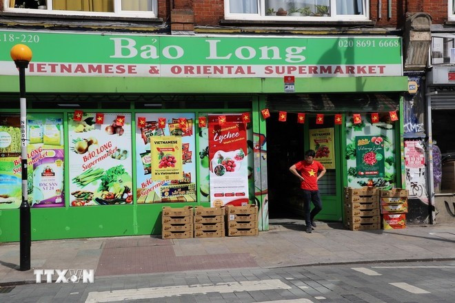 During Vietnamese Lychee Week, Vietnamese supermarkets in London display posters promoting the Vietnamese fruit. (Photo:VNA) During Vietnamese Lychee Week, Vietnamese supermarkets in London display posters promoting the Vietnamese fruit. (Photo:VNA)
