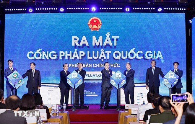 Delegates launch the National Law Portal (Photo: VNA)