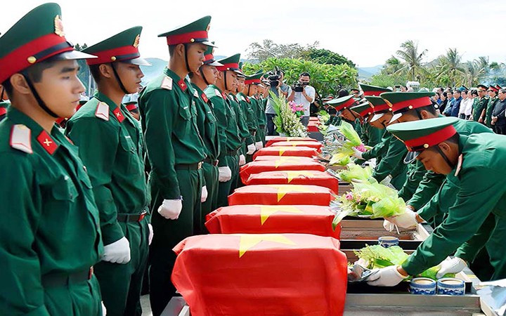 Reburial ceremony held at Duc Co District Martyrs’ Cemetery in Gia Lai Province for remains of Vietnamese martyrs repatriated from Cambodia (Photo: Phan Hoa) quocphong.jpg