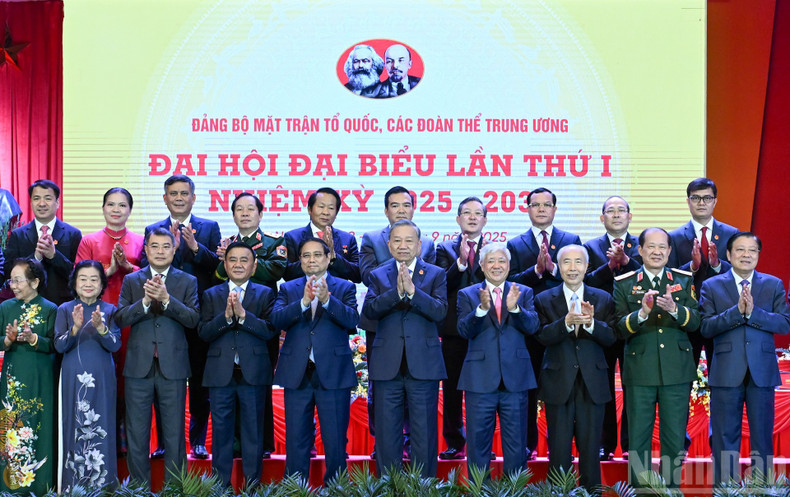 Party General Secretary To Lam, leaders of the Party and State, and delegates pose for a group photo at the congress Party General Secretary To Lam, leaders of the Party and State, and delegates pose for a group photo at the congress
