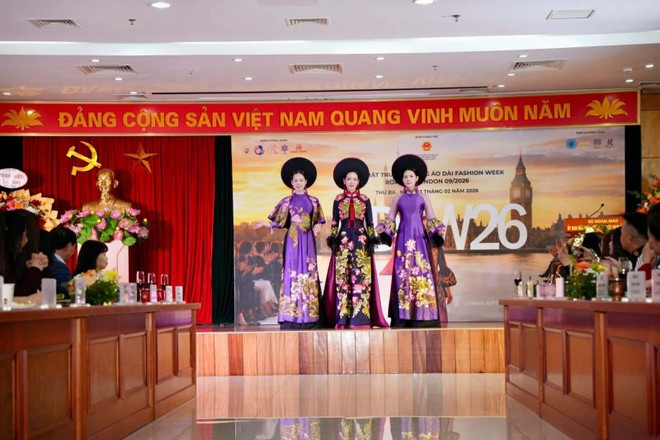 The top three winners of Miss Tourism Viet Nam present ao dai designs by Meritorious Artisan Lan Huong at the press conference. (Photo: Organising Committee)
