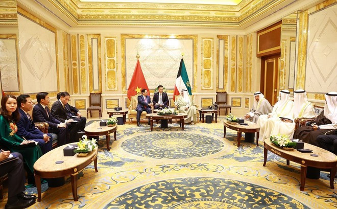 The meeting between Prime Minister Pham Minh Chinh and Emir Sheikh Meshal Al-Ahmad Al-Jaber Al-Sabah at Bayan Palace, Kuwait City on November 17 (Photo: VNA)
