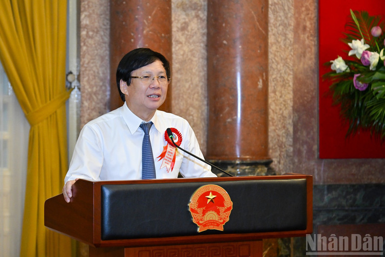 Former Standing Vice Chairman of the Viet Nam Journalists Association, Ho Quang Loi, speaks at the meeting.