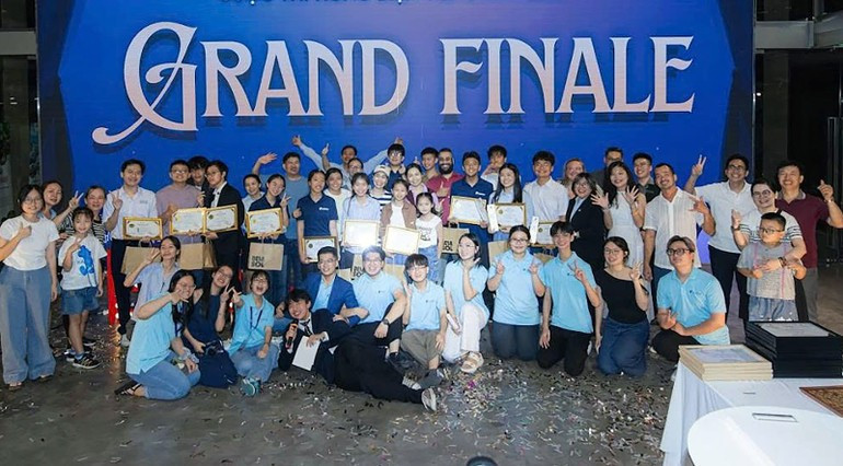 Students from Song Nguyen Education compete in the final round of an English debating competition. (Photo: SNE) eec9.jpg