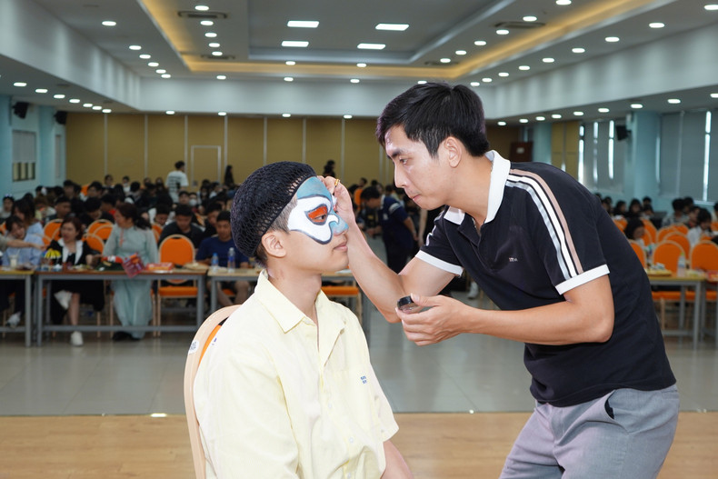 Student experienced Tuong make-up application