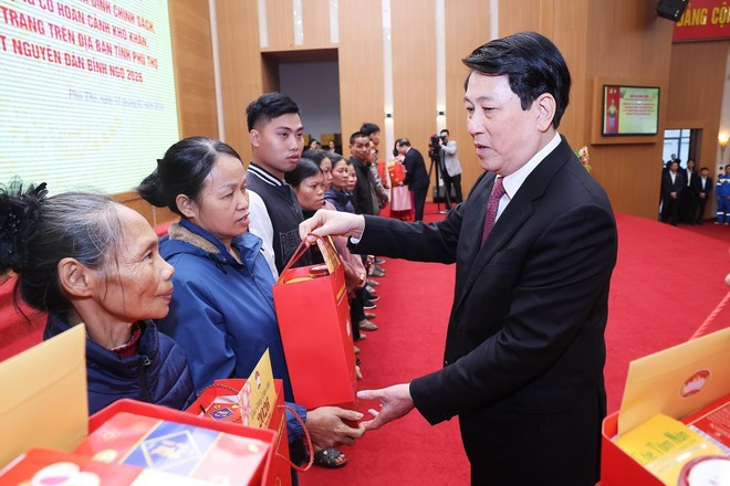 State President Luong Cuong presents Tet gifts to disadvantaged families in Phu Tho province on February 5, 2026. (Photo: VNA)