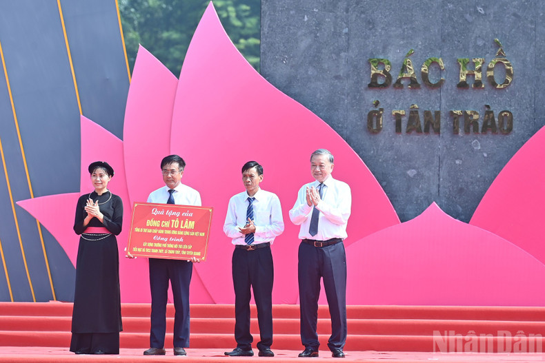 Party General Secretary To Lam handed over funding for the construction of the Thanh Thuy Commune Boarding School in Tuyen Quang Province. tuyen-quang-7.jpg