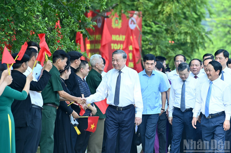 Party General Secretary To Lam welcomed by local people at the Special National Relic Site of Tan Trao, Tan Trao Commune, Tuyen Quang Province. tuyen-quang-3.jpg