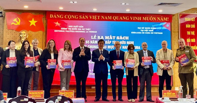 Cuban Ambassador to Viet Nam Rogelio Polanco Fuentes and Director - Editor-in-Chief of the National Political Publishing House Truth Vu Trong Lam presents books to representatives of agencies. (Photo: VNA)