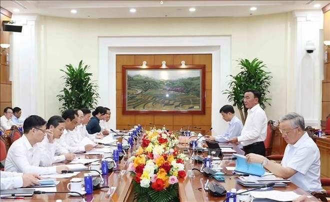 Politburo member and permanent member of the Party Central Committee’s Secretariat Tran Cam Tu works with the Standing Board of the Thai Nguyen Party Committee. (Photo: VNA) Politburo member and permanent member of the Party Central Committee’s Secretariat Tran Cam Tu works with the Standing Board of the Thai Nguyen Party Committee. (Photo: VNA)