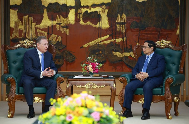 PM Pham Minh Chinh (R) and Zarubezhneft’s General Director Sergei Kudryashov at their meeting in Ha Noi on November 27, 2025 (Photo: VNA)