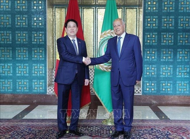 State President Luong Cuong (L) and Secretary-General of the League of Arab States Ahmed Aboul Gheit. (Photo: VNA) State President Luong Cuong (L) and Secretary-General of the League of Arab States Ahmed Aboul Gheit. (Photo: VNA)