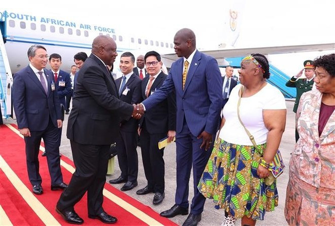 South African President Matamela Cyril Ramaphosa is welcomed at Noi Bai International Airport on the afternoon of October 23. (Photo: VNA) South African President Matamela Cyril Ramaphosa is welcomed at Noi Bai International Airport on the afternoon of October 23. (Photo: VNA)
