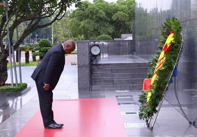 South African President Matamela Cyril Ramaphosa pays tribute to President Ho Chi Minh at his Mausoleum on October 23. (Photo: VNA) South African President Matamela Cyril Ramaphosa pays tribute to President Ho Chi Minh at his Mausoleum on October 23. (Photo: VNA)