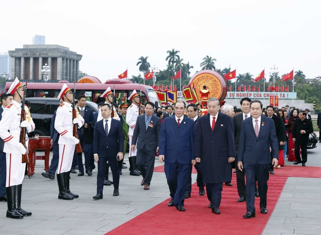 Current and former Party and State leaders heading to President Ho Chi Minh's Mausoleum to pay tribute to the late leader (Photo: VNA)