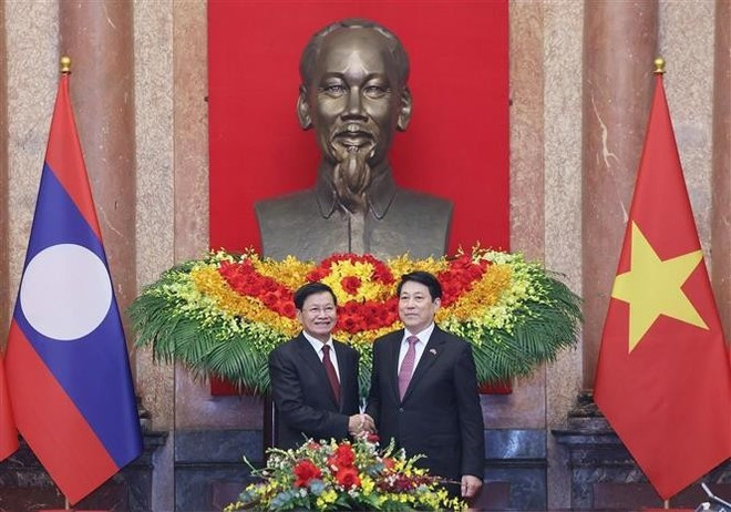 Vietnamese State President Luong Cuong (R) welcomes visiting General Secretary of the Lao People’s Revolutionary Party (LPRP) Central Committee and President of Laos Thongloun Sisoulith in Ha Noi on January 26. (Photo: VNA)